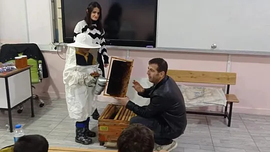 Gercüş'te ilkokul öğrencilerine arıcılık anlatıldı