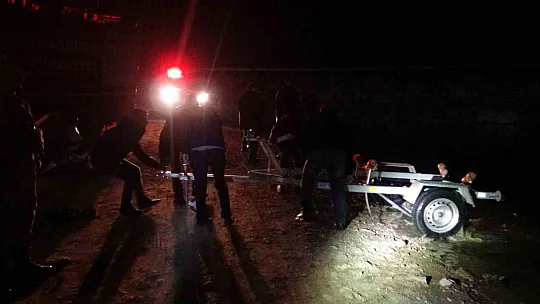 Göl ortasında özçekim yaparken tekneleri batan 4 genç ölümden döndü