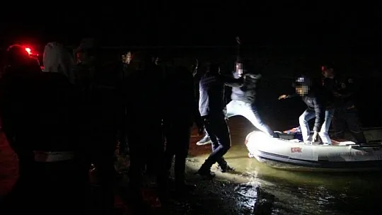 Göl ortasında özçekim yaparken tekneleri batan 4 genç ölümden döndü