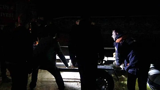 Göl ortasında özçekim yaparken tekneleri batan 4 genç ölümden döndü