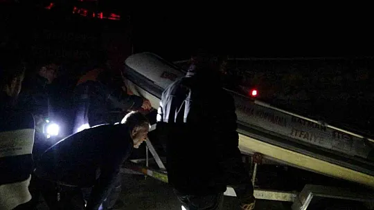 Göl ortasında özçekim yaparken tekneleri batan 4 genç ölümden döndü