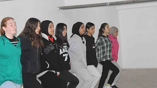 Halk oyunlarında birinciliği kimseye kaptırmak istemiyorlar