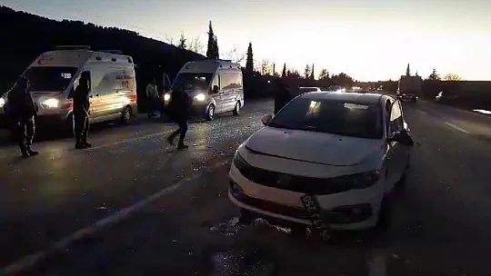 İki otomobil çarpıştı: 5 yaralı