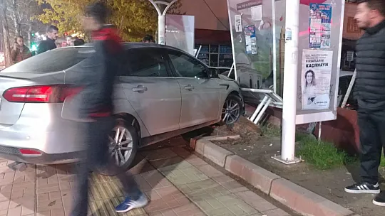 Siirt'te Kontrolden Çıkan Otomobil Otobüs Durağına Daldı!