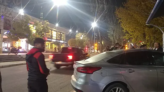 Siirt'te Kontrolden Çıkan Otomobil Otobüs Durağına Daldı!