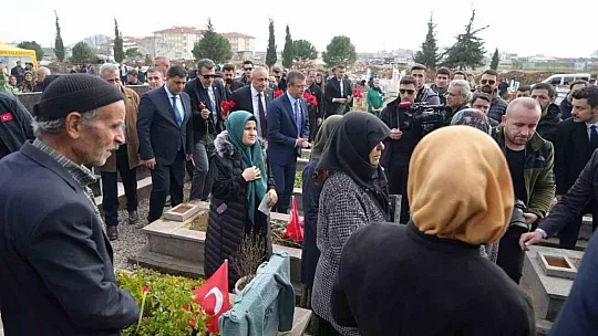 İslahiye'de deprem şehitliğini ziyaret eden Özgür Özel'e tepki