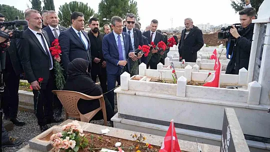 İslahiye'de deprem şehitliğini ziyaret eden Özgür Özel'e tepki