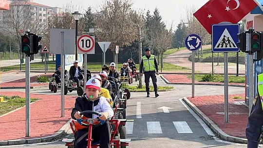 Jandarma'dan öğrencilere temel trafik eğitimi