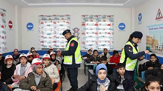 Jandarma'dan öğrencilere temel trafik eğitimi