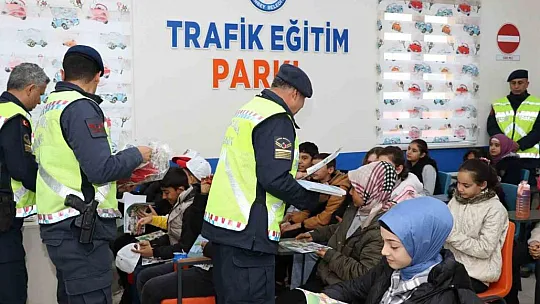 Jandarma'dan öğrencilere temel trafik eğitimi