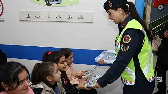 Jandarma'dan öğrencilere temel trafik eğitimi