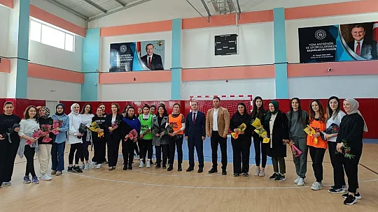 Kadınlar, voleybol turnuvasında mücadele etti