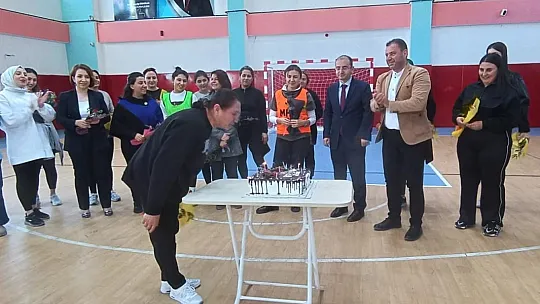 Kadınlar, voleybol turnuvasında mücadele etti