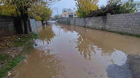 Kahta'da yağmur sonrası yollar göle döndü