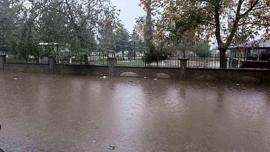 Kahta'da yağmur sonrası yollar göle döndü