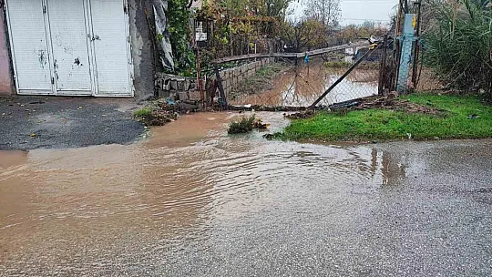 Kahta'da yağmur sonrası yollar göle döndü