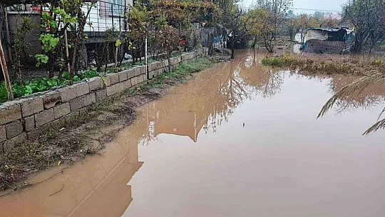 Kahta'da yağmur sonrası yollar göle döndü