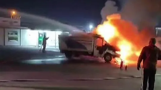 Kamyonet alev alev yandı