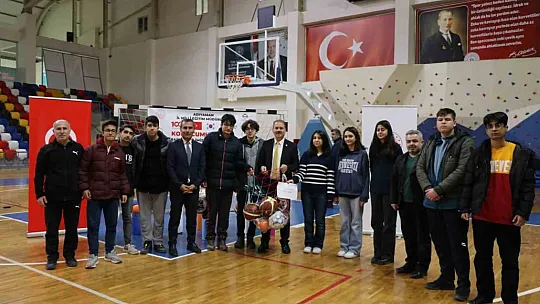 Kore Cumhuriyetinden okullara spor malzemesi yardımı