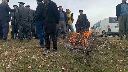 Köylüler taş ocağı için toplandı