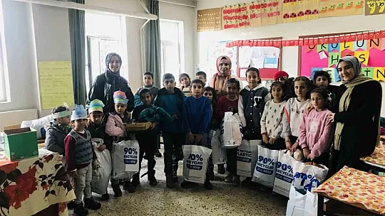Lise öğrencilerinden köy okulu öğrencilerine yardım