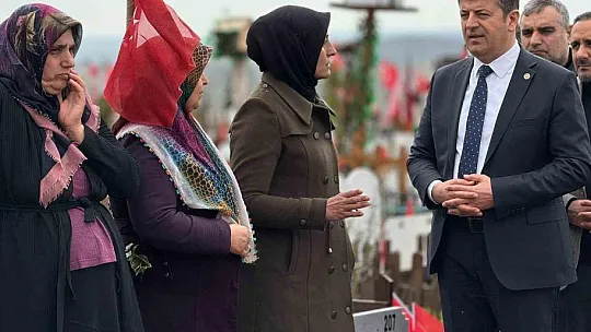 Milletvekili Tutdere, depremde ölenlerin mezarlarına karanfil bıraktı