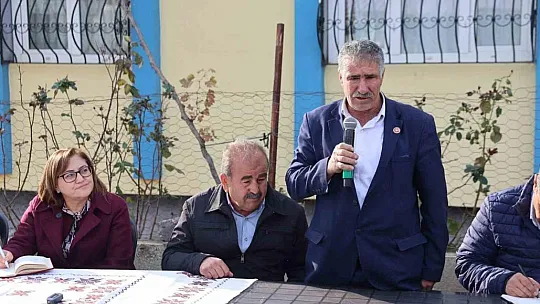 Muhtarlar kırsalda yapılan asfalt yollar için Şahin'e teşekkür etti