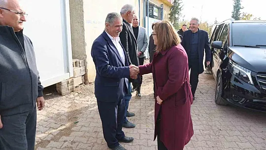 Muhtarlar kırsalda yapılan asfalt yollar için Şahin'e teşekkür etti