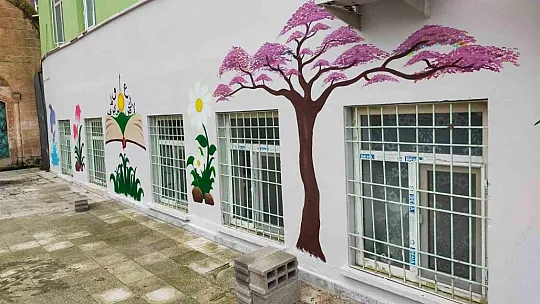Öğrencilerin motivasyonunu arttırmak için bahçe duvarını süsledi