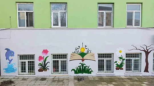 Öğrencilerin motivasyonunu arttırmak için bahçe duvarını süsledi