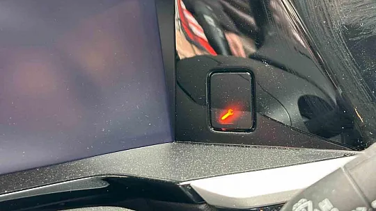 Opel bayisinden sıfır alınan cip, servisten çıkmıyor