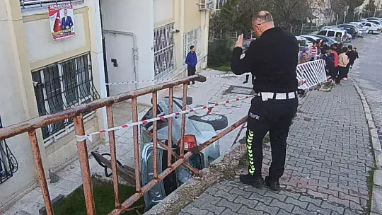Otomobilin altına alarak metrelerce sürüklediği çocuk ağır yaralandı