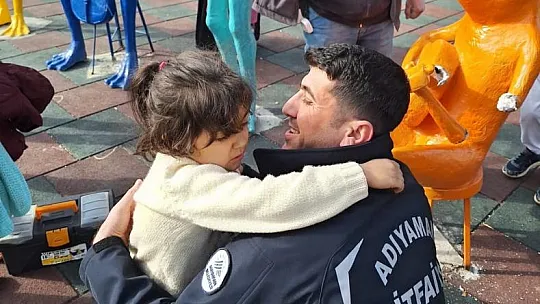Parkta oyun aletine sıkışan çocuğu itfaiye ekipleri kurtardı