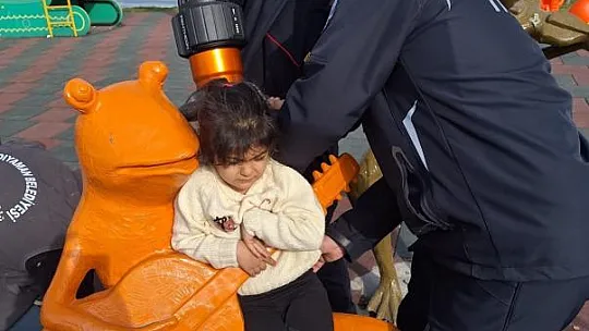 Parkta oyun aletine sıkışan çocuğu itfaiye ekipleri kurtardı