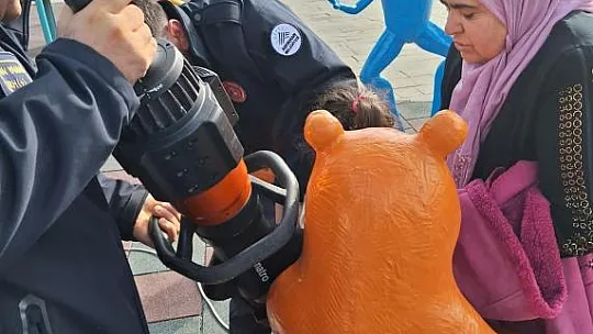 Parkta oyun aletine sıkışan çocuğu itfaiye ekipleri kurtardı