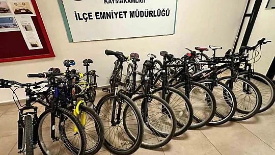 Polisin ele geçirdiği çalıntı bisikletler sahiplerine teslim edildi
