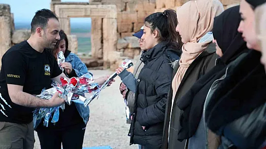 Roma'nın askeri garnizonunda 8 Mart'ta kadınlara pars yakın müdafaa eğitimi verildi