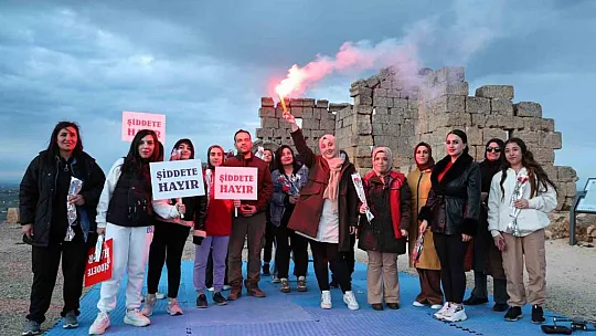 Roma'nın askeri garnizonunda 8 Mart'ta kadınlara pars yakın müdafaa eğitimi verildi