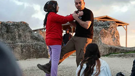 Roma'nın askeri garnizonunda 8 Mart'ta kadınlara pars yakın müdafaa eğitimi verildi