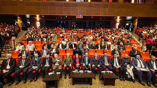 Şahin, deprem zirvesinde deprem anma ve eğitim müzesi projesini anlattı