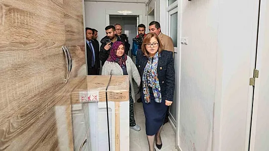 Şahin yağmurda evleri zarar gören vatandaşları ziyaret etti