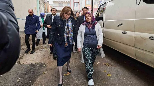 Şahin yağmurda evleri zarar gören vatandaşları ziyaret etti