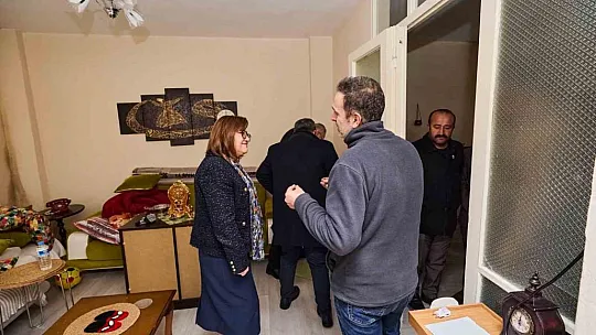Şahin yağmurda evleri zarar gören vatandaşları ziyaret etti