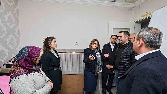 Şahin yağmurda evleri zarar gören vatandaşları ziyaret etti