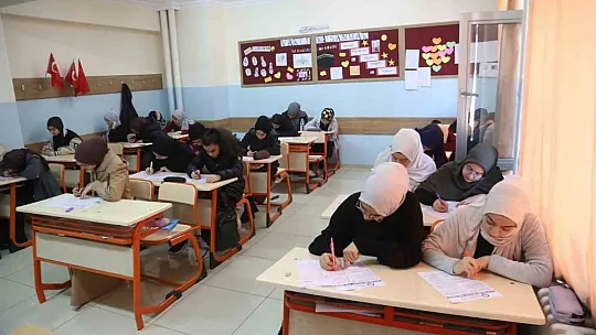 Şahinbeyli öğrenciler Umre için ter döktü