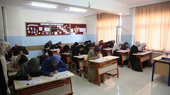 Şahinbeyli öğrenciler Umre için ter döktü
