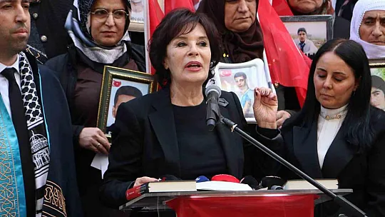 Sanatçı Hülya Koçyiğit Diyarbakır annelerini ziyaret etti