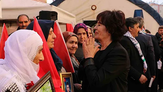 Sanatçı Hülya Koçyiğit Diyarbakır annelerini ziyaret etti