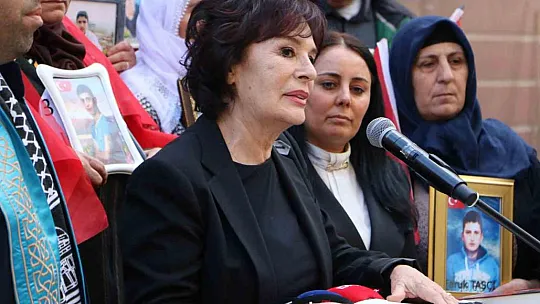 Sanatçı Hülya Koçyiğit Diyarbakır annelerini ziyaret etti
