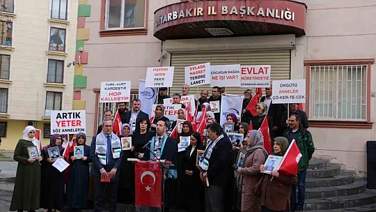 Sanatçı Hülya Koçyiğit Diyarbakır annelerini ziyaret etti